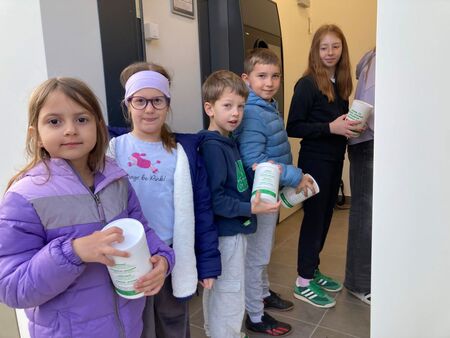 Učenci OŠ Toneta Okrogarja so zbrali in oddali odpadno jedilno olje v Sparov zbiralnik (7)